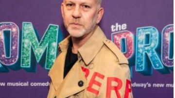Burberry Horseferry Print Gabardine Gabardine Trench Coat usado por Ryan Murphy para The Prom The Musical