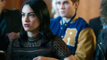Chaleco bombardero - amarillo y azul usado por Archie Andrews (KJ Apa) en Riverdale (S01E05)