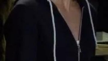 Sudadera con capucha negra de Spencer Hastings (Troian Bellisario) en Pretty Little Liars (S03E14)