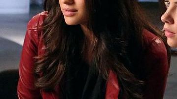 Jacket biker in red leather of Emily Fields (Shay Mitchell) in Pretty Little Liars (S03E23)