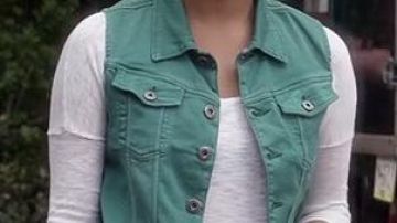 Denim jacket without sleeves of Emily Fields (Shay Mitchell) in Pretty Little Liars (S04E01)