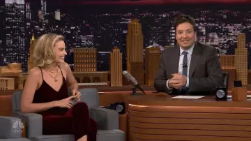 Le pantalon et le top caraco en velours Derek Lam porté par Margot Robbie dans l'émission The Tonight Show Starring Jimmy Fallon