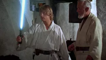El sable de luz azul de Luke Skywalker (Mark Hamill) en Star Wars