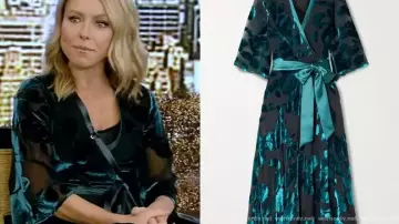 Peignoir-robe en satin bleu brillant de Kelly Ripa dans LIVE with Kelly and Ryan