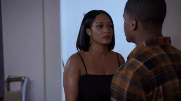 La robe noire moulante et fendue à bretelles portée par Fatima (Crystal Hayslett) dans Sistas (Saison 2 Épisode 11)