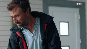 Sky blue polo shirt worn by Alex (Alexandre Brasseur) in Tomorrow belongs to us (S01E01)