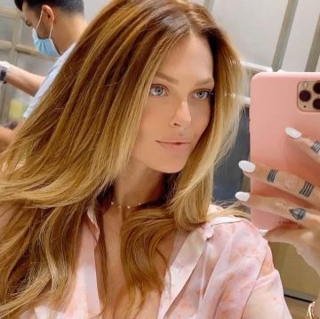 La coque Apple sur l'iPhone de Caroline Receveur dans son post Instagram