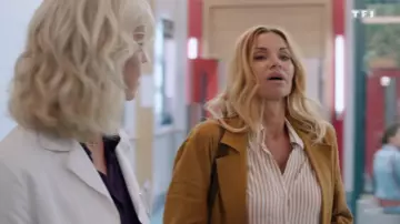 Blazer jaune moutarde porté par Chloé (Ingrid Chauvin) dans Demain nous appartient (EP788)