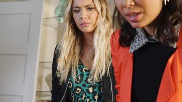 Body green long sleeves with zip Hanna Marin (Ashley Benson) in Pretty Little Liars (S07E15)