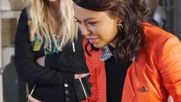 Blazer orange fluo de Mona Vanderwaal (Janel Parrish) dans Pretty Little Liars (S07E15)