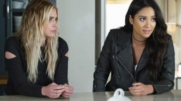 Black T-shirt has off the shoulders of Hanna Marin (Ashley Benson) in Pretty Little Liars (S07E10)