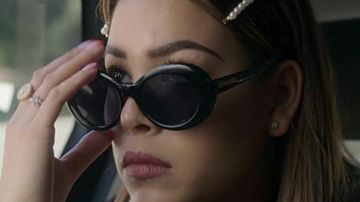Lunettes de soleil noires portées à la maison de Cayetana de Lu Montesinos (Danna Paola) dans Élite (S02E02)