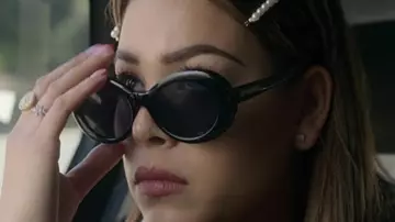 Black Sunglasses worn to Cayetana's house of Lu Montesinos (Danna Paola) in Elite (S02E02)