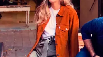 Chaqueta marrón usada por Bette May Sarton en Tiny Pretty Things