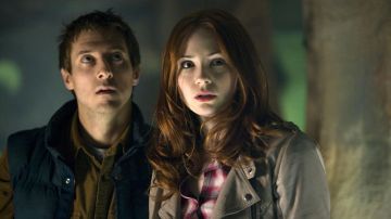 Veste en cuir rose clair d'Amy Pond (Karen Gillan) dans Doctor Who (S06E04)