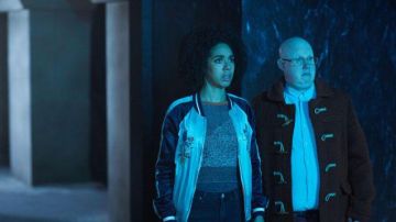 Veste en satin bleu de Bill (Pearl Mackie) dans Doctor Who (S10E07)
