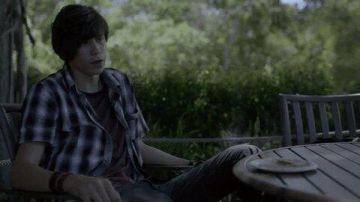 Camisa de manga corta gris y blanca de Nolan Rayburn (Owen Teague) en Bloodline (S02E01)