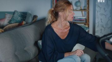 Camiseta oversize azul marino de Chloé (Ingrid Chauvin) en Tomorrow Belongs to Us (S01E07)
