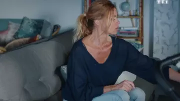 Oversize t-shirt navy blue of Chloe (Ingrid Chauvin) in Tomorrow belongs to us (S01E07)