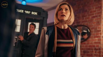 Suéter Arco Iris Borgoña de La Doctora (Jodie Whittaker) en Doctor Who