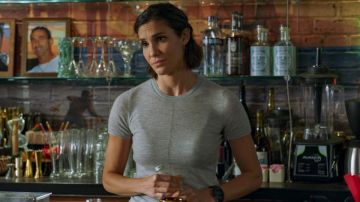 Grey T-shirt of Kensi Blye (Daniela Ruah) in NCIS: Los Angeles (S12E01)