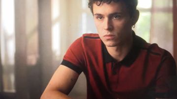 Red polo shirt black collar band on the shoulders of Ander Muñoz (Arón Piper) in Elite (S03E02)