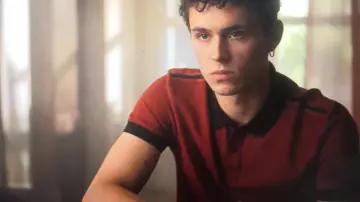 Polo rouge col noir bande sur les épaules de Ander Muñoz (Arón Piper) dans Élite (S03E02)