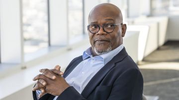 Glasses of Dash Bracket (Samuel L. Jackson) in Death to 2020