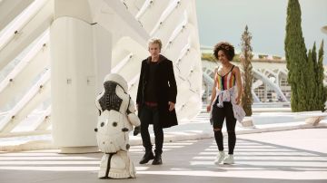 Guitar Necklace of Bill (Pearl Mackie) in Doctor Who (S10E02)