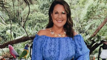 Collier de divinité porté par Self - Host (Julia Morris) dans Je suis une Célébrité: Sortez-moi d'ici! (S06E01)