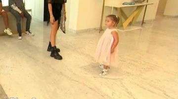 Zapatillas de estampado Fendi Kids FF usadas por Chelsea en JLC Family 3 ep 3
