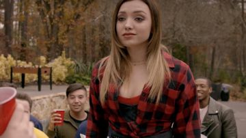 Camisa de franela usada por Tory (Peyton List) en Cobra Kai (S02E09)