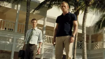 Les looks du film Casino Royale : Daniel Craig porte un pantalon beige de la marque Sunspel pour son rôle de James Bond