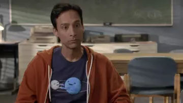 Camiseta navy usada por Abed Nadir (Danny Pudi) en Community (S06E13)