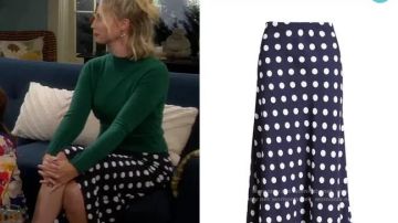 Mid-length skirt navy blue of Mandy Baxter (Molly McCook) in Last Man Standing (S01E01)