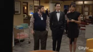 La robe noire Express de Mikaela Shaw (Vella Lovell) dans la série Mr. Mayor (Saison 1 Episode 1)