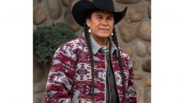Chaqueta impresa usada por el conductor de Rainwater (Moses Bring Plenty) en el programa de televisión de Yellowstone (S03E05)