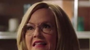 Las gafas graduadas usadas por Linda Martin (Rachael Harris) en la serie Lucifer (S03E26)
