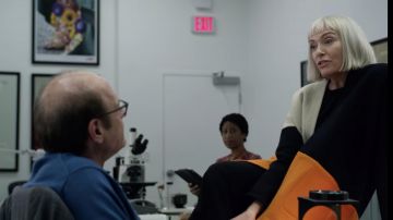 Colorblock manteau porté par Gretchen (Toni Collette) comme on le voit dans le Velours Buzzsaw