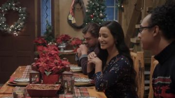 Collar colgante usado por Delores (Emily Alabi) en The Christmas Edition