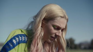 Jule's (Hunter Schafer) lime green Kappa jacket windbreaker in Euphoria (S01E02)
