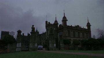 Manor of Batman / Bruce Wayne (Michael Keaton) in Batman