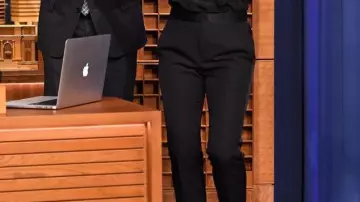 Pantalon 3/4  smoking ajusté avec ceinture en satin  porté par Jennifer Aniston Jennifer Aniston  The Tonight Show Starring Jimmy Fallon