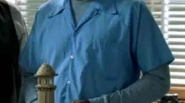 The shirt of the prisoner of Michael Scofield (Wentworth Miller) in Prison Break (S01E04)