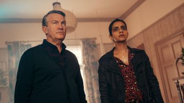 Haut rouge à imprimé léopard de Yasmin Khan (Mandip Gill) dans Doctor Who (S13E01)