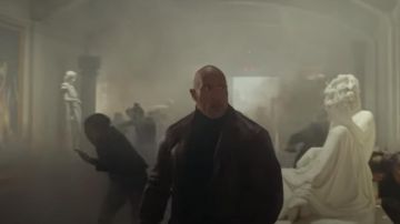 Manteau en Cuir Marron en Détresse porté par Rusty (Dwayne Johnson) comme on le voit dans Red Notice film