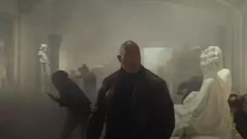 Abrigo de cuero marrón angustiado usado por Rusty (Dwayne Johnson) como se ve en la película Red Notice