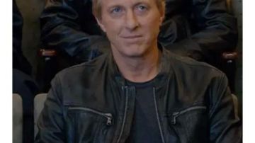 Cobra Kai S03 Johnny Lawrence Veste Noire de Johnny Lawrence (William Zabka) dans Cobra Kai (S03E01)