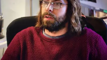 Red Sweater of Gilfoyle (Martin Starr) in Silicon Valley (S02E06)