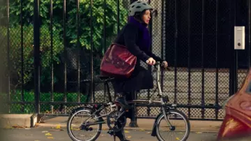 La bicicleta plegable Brompton de Elise Formain (Anne Marivin) en Dix Pour Cent (S04E05)
